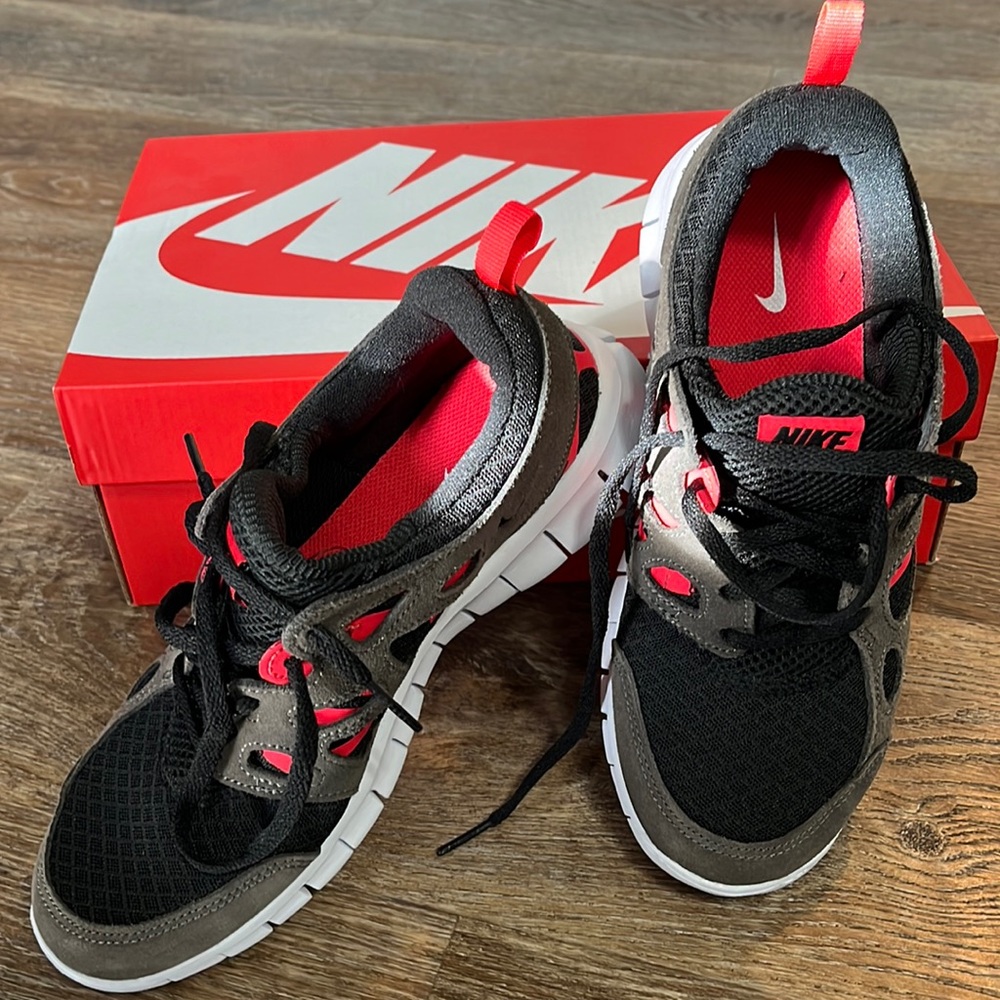 Nike (big) boys size 6Y Nike free run 2 (GS). New in box